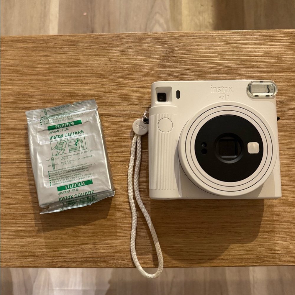 Brand new Fujifilm Instax Square SQ1 Instant Camera - Cream